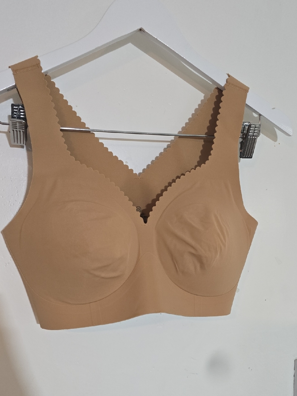 Evelyn Bra Ultra-lift bodice with scalloped v-neck and smoothing